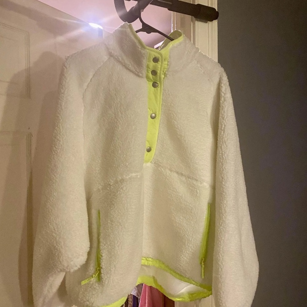 NWT American Eagle fleece/sherpa pull over jacket with snaps.
